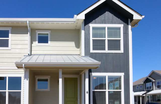 Beautiful 2 bed 2.5 Bath Townhome in West Greeley Available Early June!