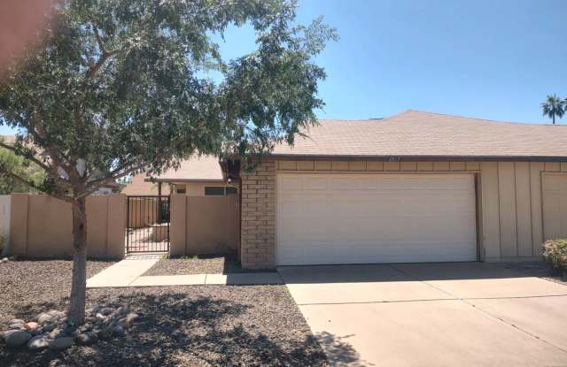 Dobson  Baseline 2 bed + Den For Rent - 2517 West Knowles Avenue, Mesa, AZ 85202