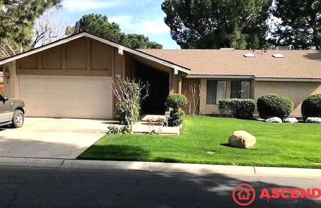 MOVE IN SPECIAL! $500 OFF FIRST MONTH RENT! 3 Bed / 1.5 Bath with Full Appliances, In-Unit Laundry & Community Pool — Garage Included