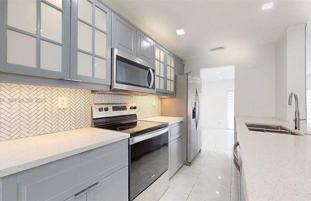 8212 NW 8th Place 2, Plantation, FL 33324