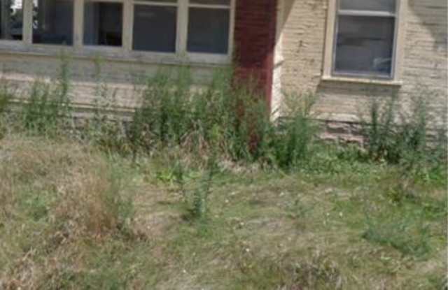 2004 S Mulberry St
