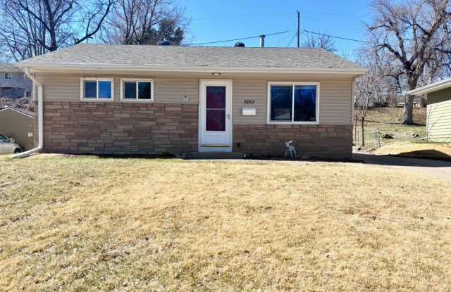 3222 S 40th St – Freshly Renovated 2 Bed/1 Bath Ranch | Detached Garage, New Flooring Throughout