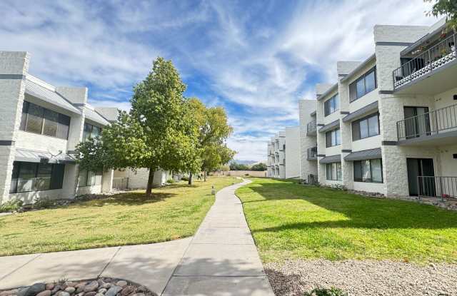 Eastside (Golf Links and Pantano) spacious 2nd floor 2 bed, 2 bath condo!