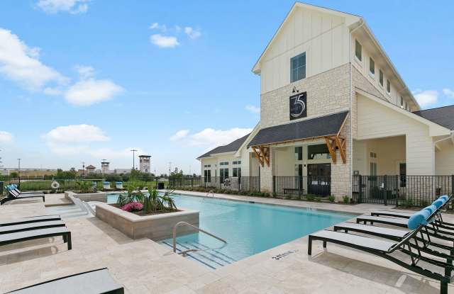 Photo of 35 West at Champions Circle Apartments