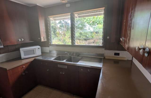 2379 Kilauea Avenue - 3 BEDROOM