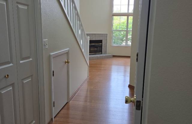 Charming 3-Bedroom, 2-Bath Townhouse for Rent in Ashland!