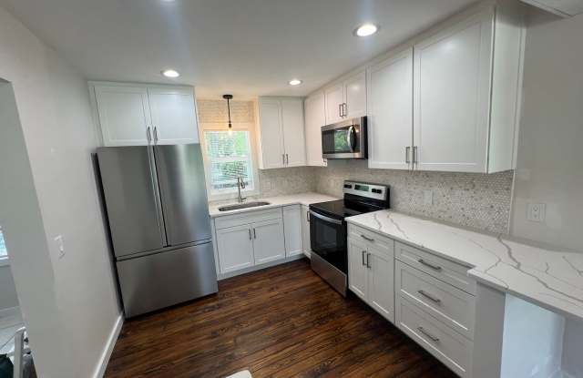 ANNUAL ** $1,395/month ** 3/4 Mile from SunSeeker Resort ** 2 Bed / 1 Bath - Charlotte Harbor