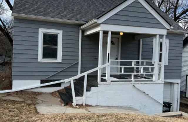 3508 N 47th Ave - 2 Bed/1 Bath in Benson | Wood-Look Flooring, Central A/C, Built-In Garage