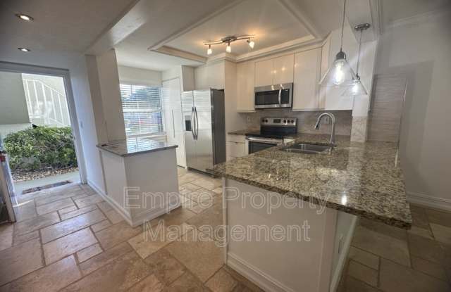905 SW 48th Ter