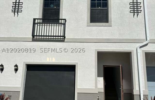853 SW 12th St