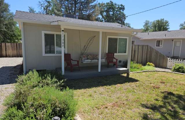 CUTE 2 BED 1 BATH HOUSE IN THE COUNTRY OAKS SUBDIVISION