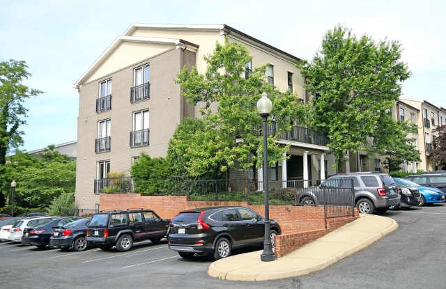 Pet-Friendly 1BR Condo- Walk to UVA Medical Center