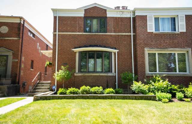 Photo of 8213 Lake Street