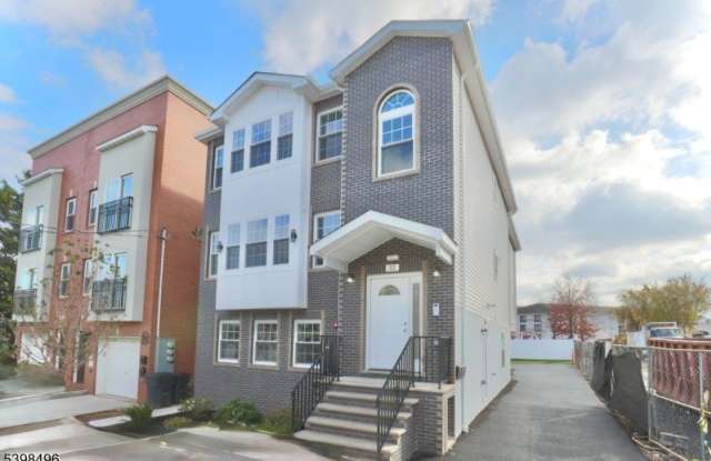 Photo of 32 Garibaldi Ave