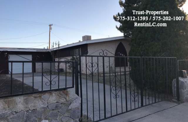 Pet Friendly Property Near Missouri - 1641 Stull Drive, Las Cruces, NM 88001