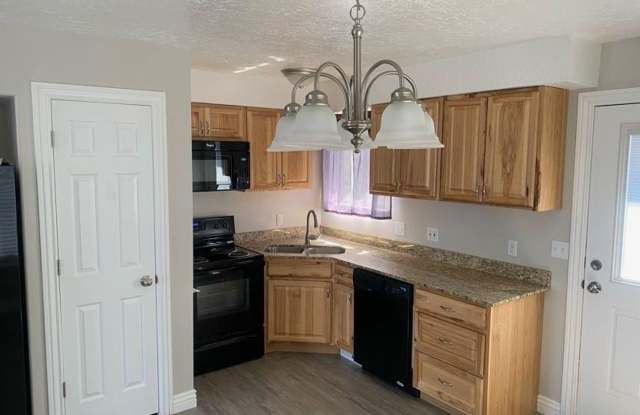 Animals Welcome! 4 Bed 1.5 Bath Duplex for Rent in Tooele