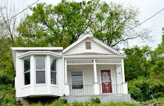 Cute 2 bed 1 Bath Home!  Huge Walk in Closet!!!!