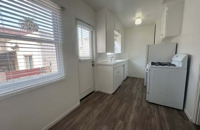 *OPEN HOUSE: 9/6 1:30-2:30PM* Charming Ocean Beach Attached Cottage with Parking