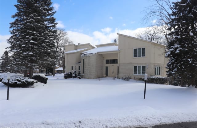 4312 Hickory Ct - 4312 Hickory Court, Orchard Lake Village, MI 48323