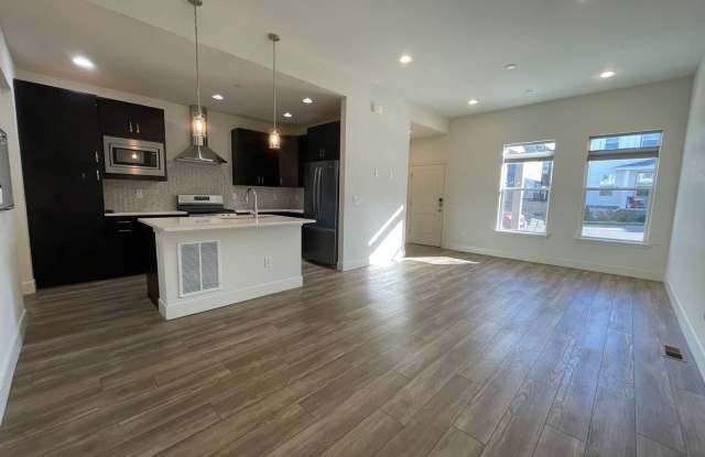 Photo of 3 BED/3 BATH TOWNHOME AVAILABLE NOW!