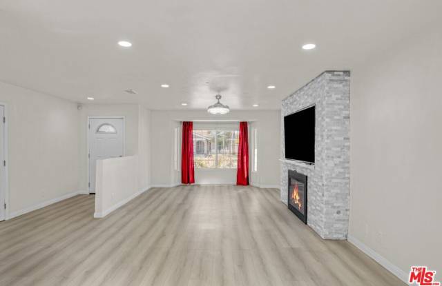 Photo of 7701 Baird Ave