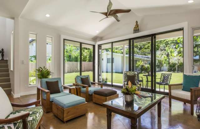 Beautiful Tropical Home Close to Beach w/Pool, Yard  AC: Hale Nani Lanikai