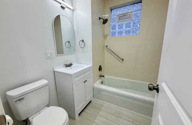 Photo of 4351 S Maplewood Ave