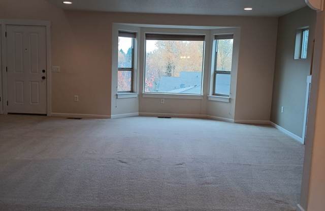 Beautiful Townhouse in West Salem is Ready For You!