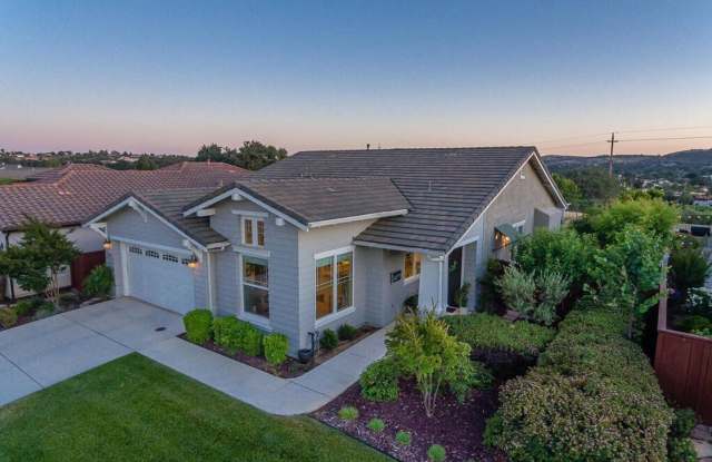 3 BEDROOM 2 BATH HOME IN THE VINTAGE AT RIVER OAKS 55+ SENIOR COMMUNITY * MUST BE 55 OR OLDER*