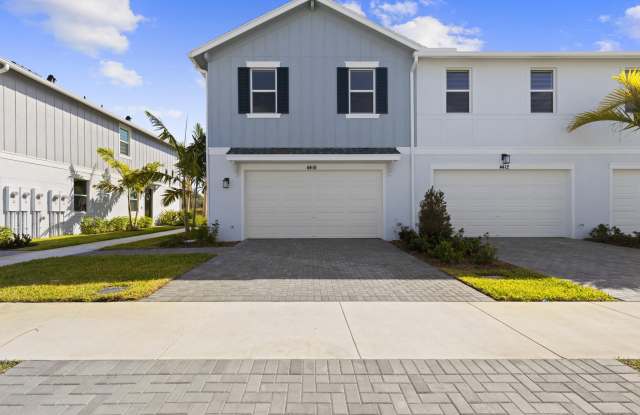 4416 Longwood Lk Square