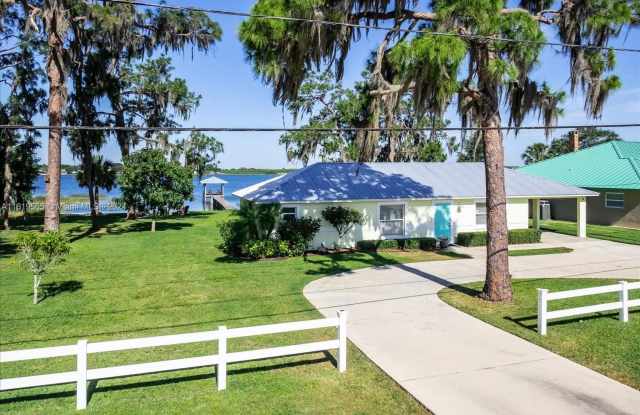 Photo of 924 Lake Dr E