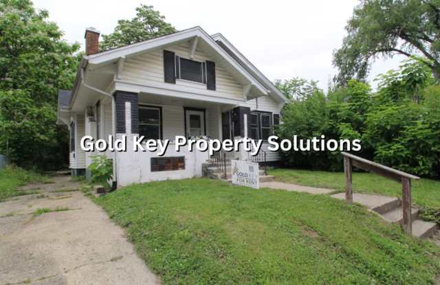 Spacious 3 BR 1 BA House with Dining Room and Fenced Backyard. (SECTION 8 APPROVED)