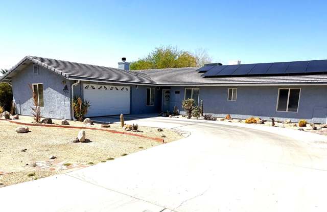 Large 3 Bedroom, 3 Bathroom Home with Solar