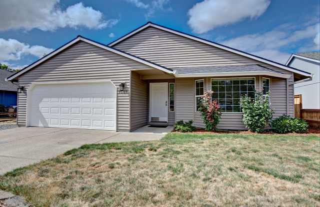 3Bd/2Ba Home in Milwaukie ~ New Hard Surface Flooring, Carpet, and Paint, Washer/Dryer Hook Ups, and 2 Car Garage!!!