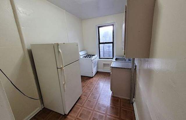 2772 Valentine Avenue