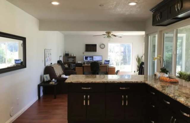 1604 Avenida Del Vista