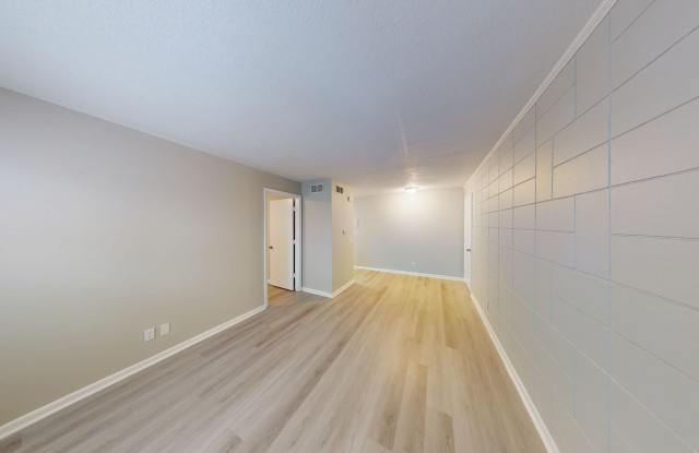 Spacious 1Bed/ 1Bath in Riverside ** Downstairs Unit  Water Included **