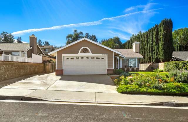 Wonderful Single Story Home with Great Yard in Santa Clarita!