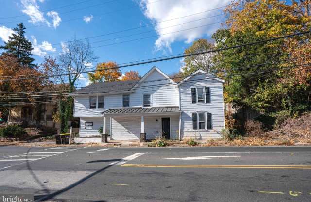 729 MAIN Street unit: Apt B