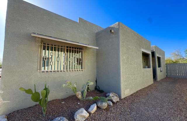 3323 E Blacklidge Drive
