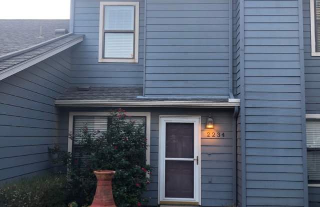 Beautiful 3 Bedroom, 2.5 Bath Townhome Condo in Canterbury!