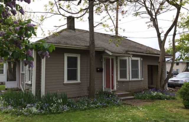 Cute downtown 1 bedroom house with fenced yard - available NOW
