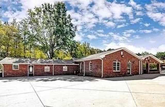 2717 Friendly Avenue