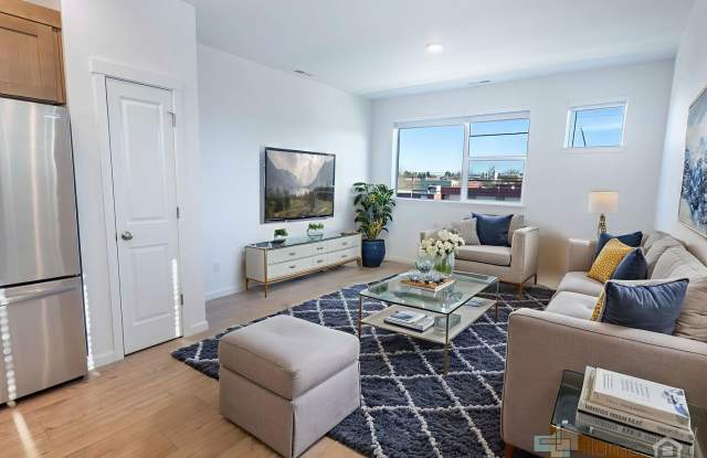 SUMMER SPECIAL: 1-MONTH RENT FREE! Charming 2 Bd/2.5 Ba Home in Hillsboro