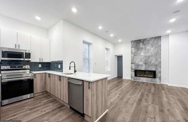 2028 W WESTMORELAND STREET