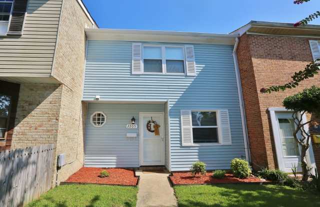 Amazing 2 Bedroom Townhome in Washington Square! Available 03-06-26! All Appliances Convey!