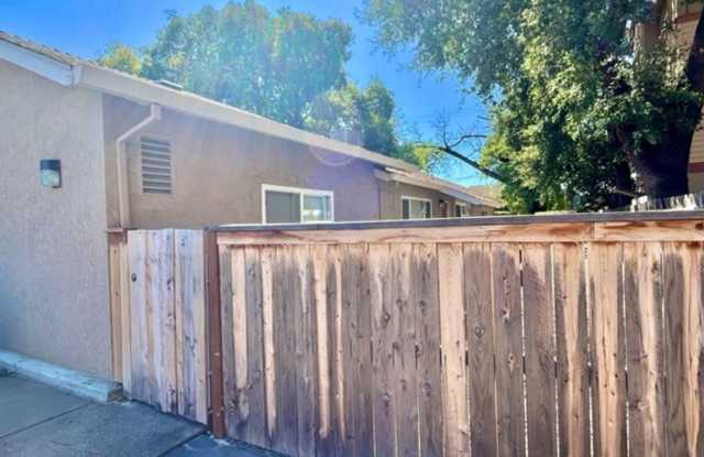 **Pre-Leasing for Summer 2026** Nice home with private front yard