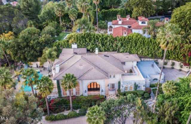 Photo of 4440 Hayvenhurst Avenue