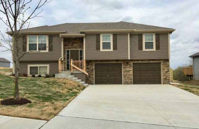 404 West Heritage Drive - 404 West Heritage Drive, Raymore, MO 64083