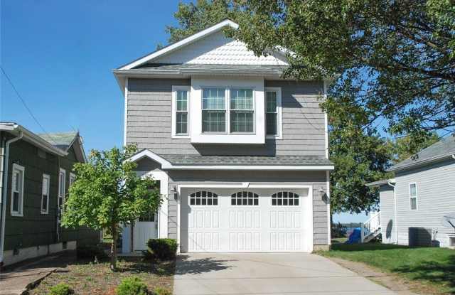 Photo of 808 W 2ND Street unit: 1